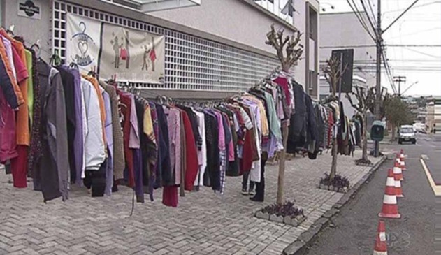 Escola cria varal solidário para ajudar quem não pode comprar roupas de inverno