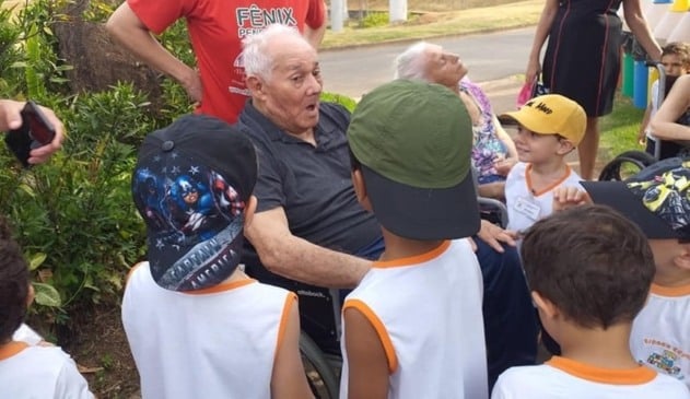 Crianças e idosos têm encontro emocionante no Jardim Botânico