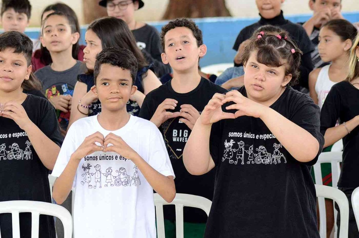 Escola municipal de Várzea Paulista realiza ação de acolhimento de crianças surdas Escola municipal de Várzea Paulista realiza ação de acolhimento de crianças surdas