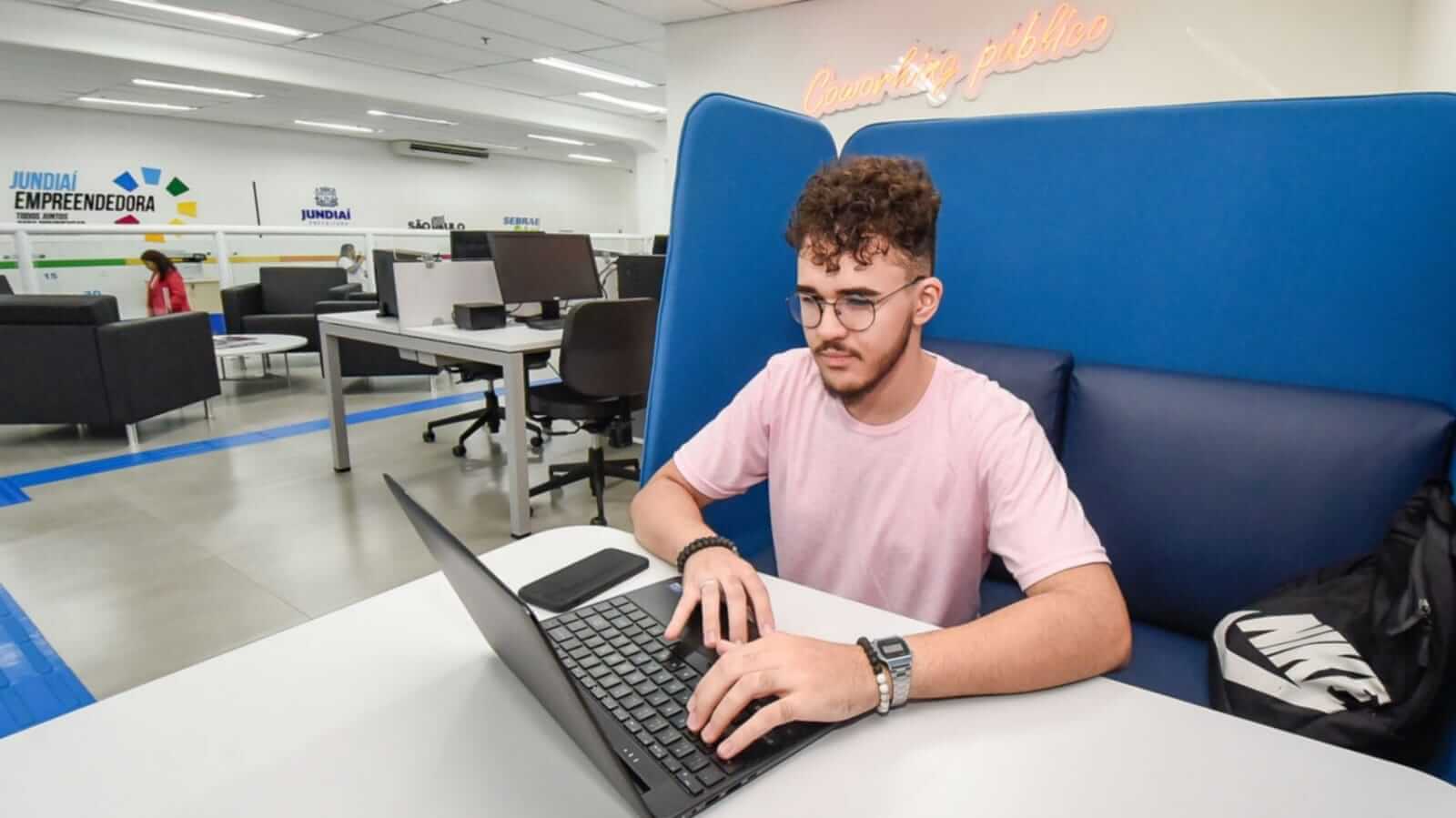 Homem em espaço de coworking