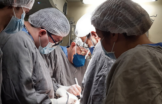 Especialistas realizam a retirada de cada um dos órgãos que irá salvar outras vidas. (Foto: Divulgação)
