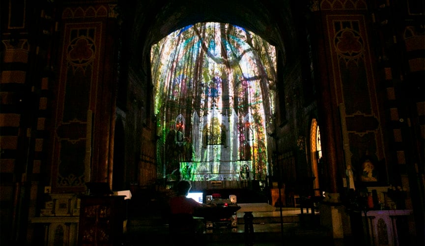 projeções em altar de igreja mesclam arquitetura com elementos da natureza