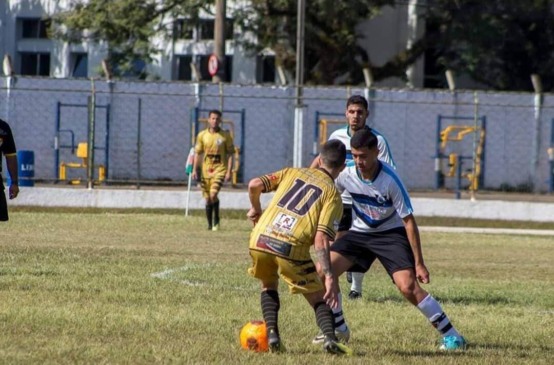 Homens jogando futebol
