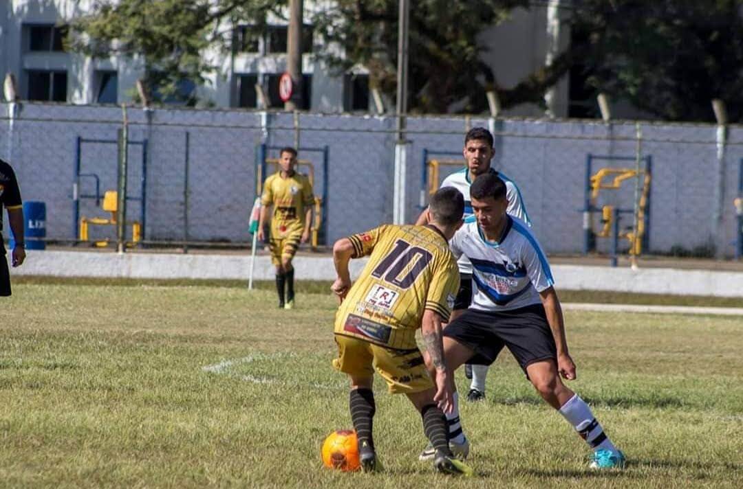 Homens jogando futebol
