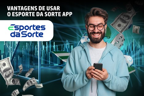 Homem sorridente usando celular com notas de dinheiro ao redor, promovendo vantagens do app Esporte da Sorte para apostas.