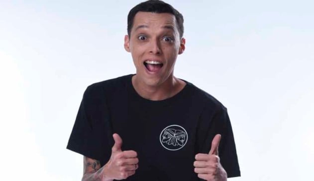 comediante Nil Agra sorri para foto e faz joinha com as duas mãos