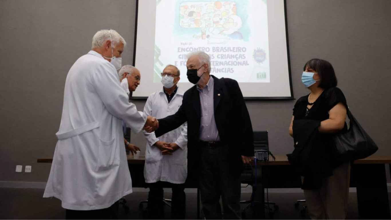 Comitiva da Rede Mundo das Crianças no Hospital Universitário de Jundiaí