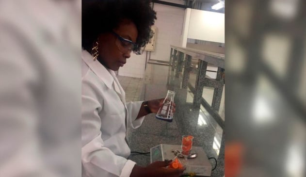 Foto de perfil mostra estudante com jaleco em laboratório, fazendo testes no produto