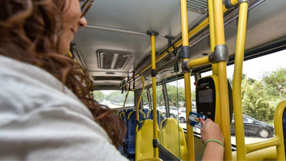 Mulher usando Bilhete Único em ônibus de Jundiaí