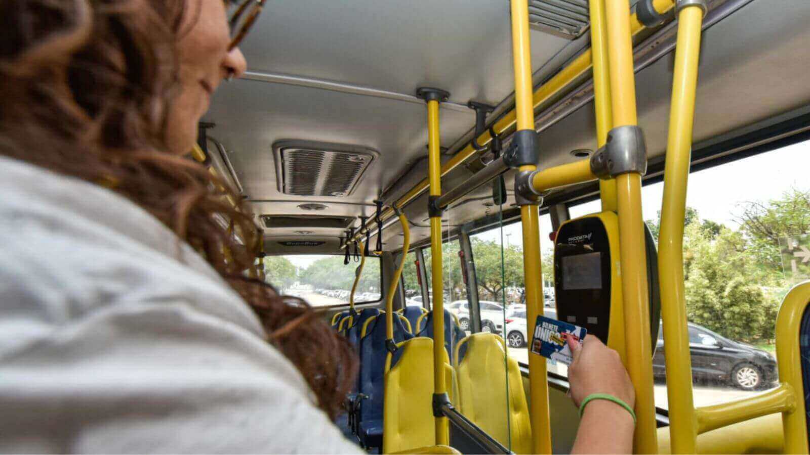 Mulher usando Bilhete Único em ônibus de Jundiaí