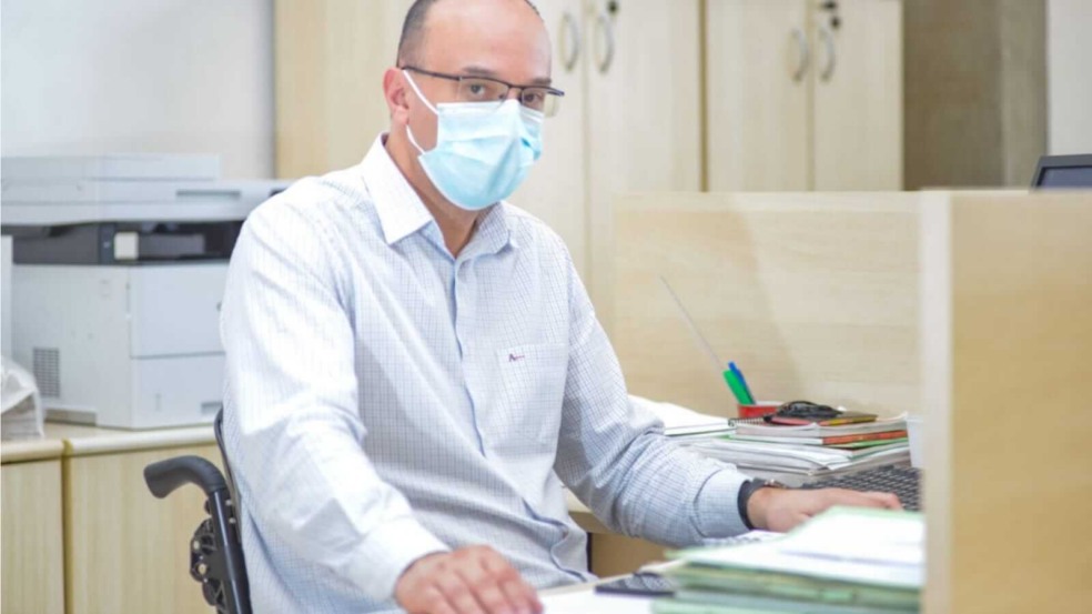 Homem cadeirante em escritório