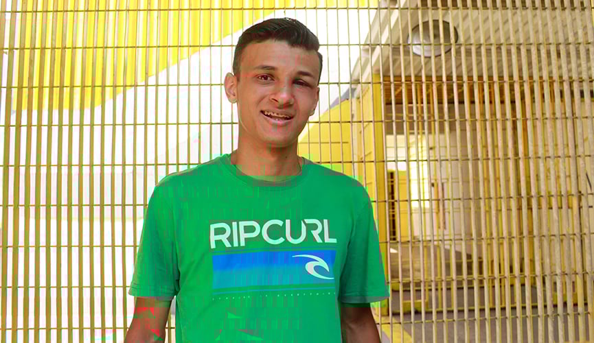 Ex-interno da Fundação Casa sorri em foto