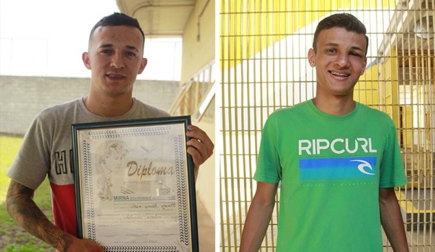 à esquerda, o ex-interno William segura o diploma e sorri para a foto; à direita, jessé também sorri para fotografia