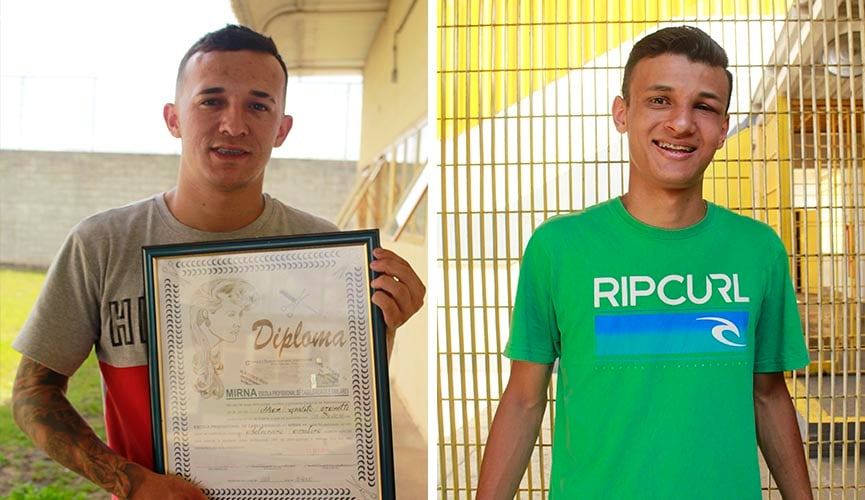 à esquerda, o ex-interno William segura o diploma e sorri para a foto; à direita, jessé também sorri para fotografia à esquerda, o ex-interno William segura o diploma e sorri para a foto; à direita, jessé também sorri para fotografia