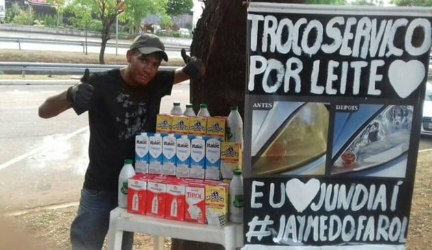 Ex-morador de rua pede leite em troca de polimento de faróis para ajudar ONGs
