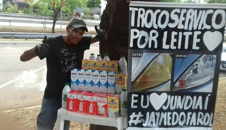 Ex-morador de rua pede leite em troca de polimento de faróis para ajudar ONGs