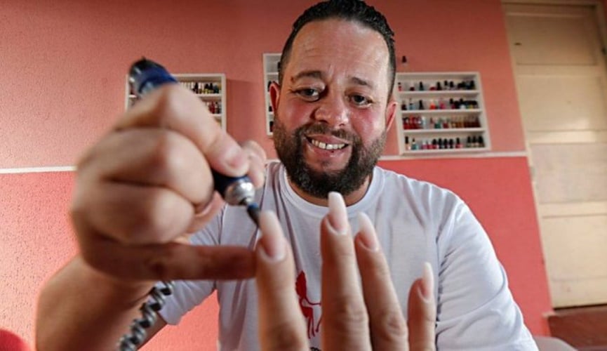 Ex-vigilante vence depressão e faz sucesso como manicuro em salão de beleza