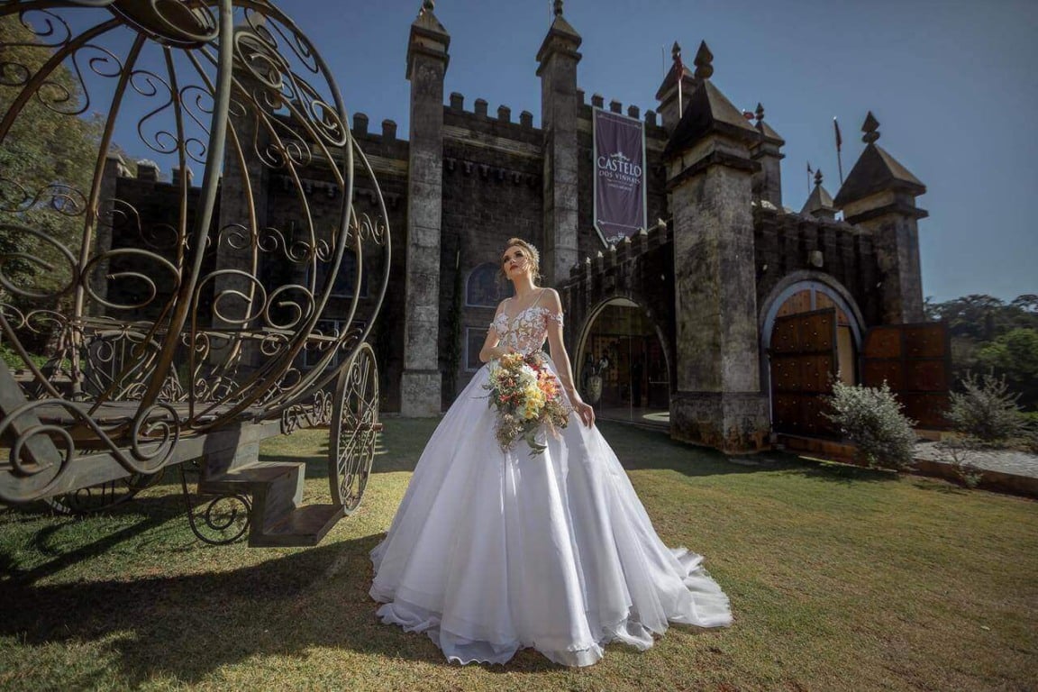 Noiva em frente à castelo