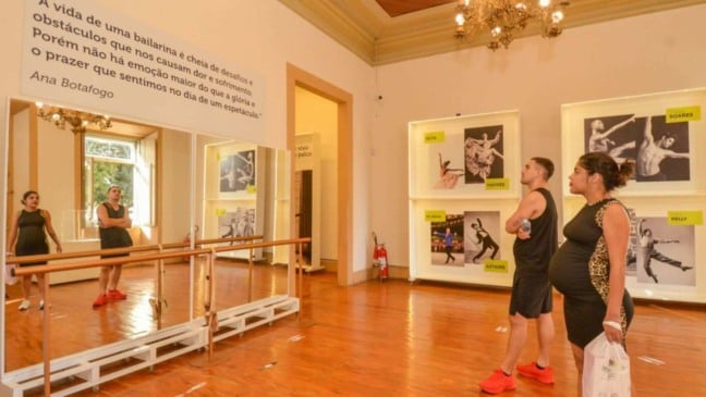Jefferson e Evelyn gostaram tanto da exposição no Solar que pretendem voltar, acompanhados da filha Alice, de três anos (Foto: Prefeitura de Jundiaí)
