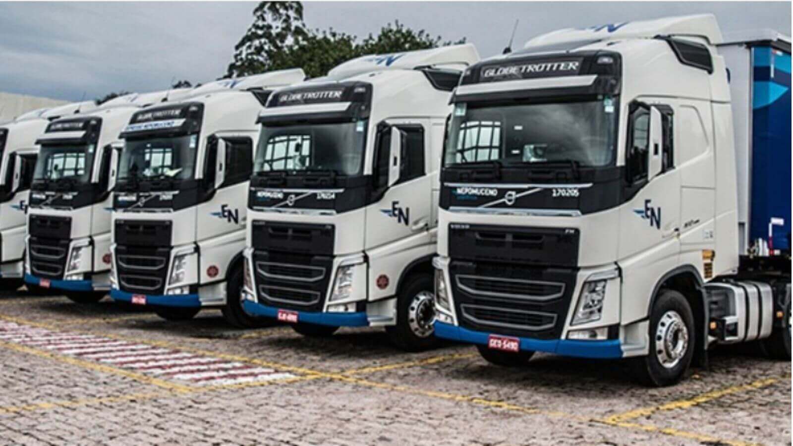 Caminhões estacionados