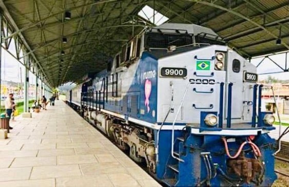 Trem de passeio do Expresso Vale das Frutas, em plataforma.