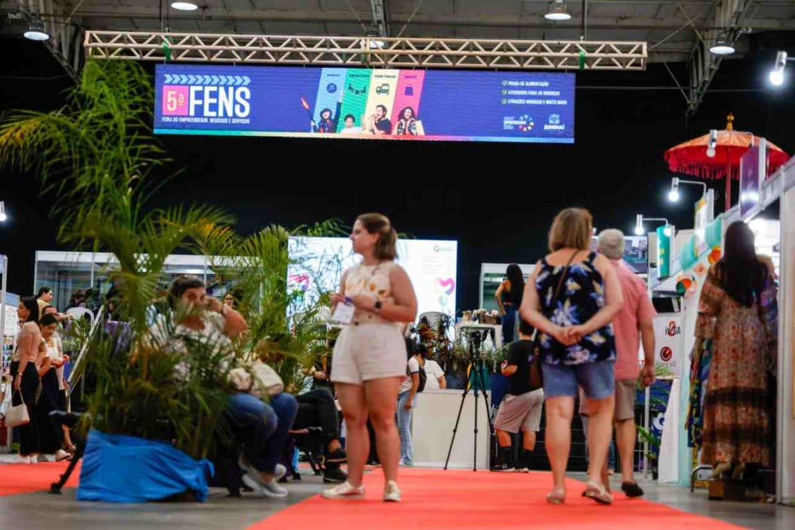 Visitantes exploram estandes na 5ª Feira do Empreendedor, Negócios e Serviços (FENS) em Jundiaí, destacando inovação e oportunidades de negócios. Vem aí a 6ª FENS.