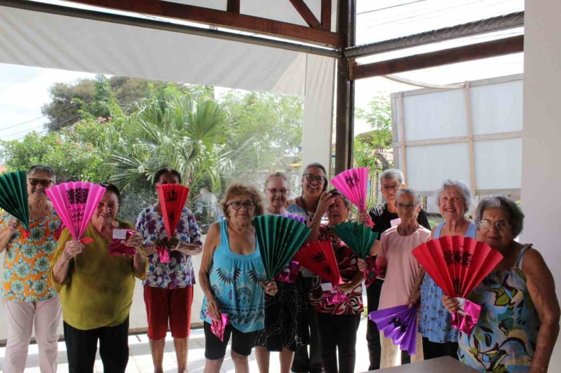 FUMAS realiza oficina de leques para idosas do Condomínio do Fazenda Grande