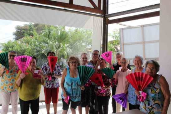 FUMAS realiza oficina de leques para idosas do Condomínio do Fazenda Grande