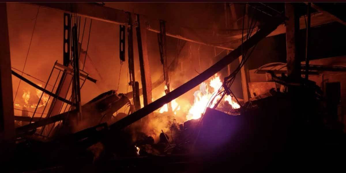 Fábrica de plásticos pega fogo