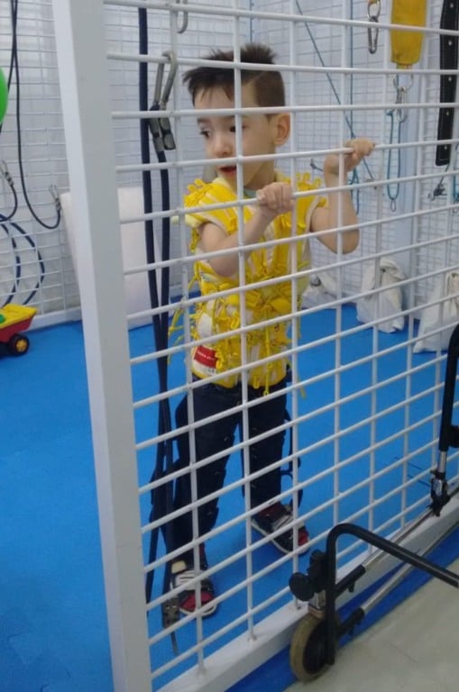 Fabrizio durante fisioterapia