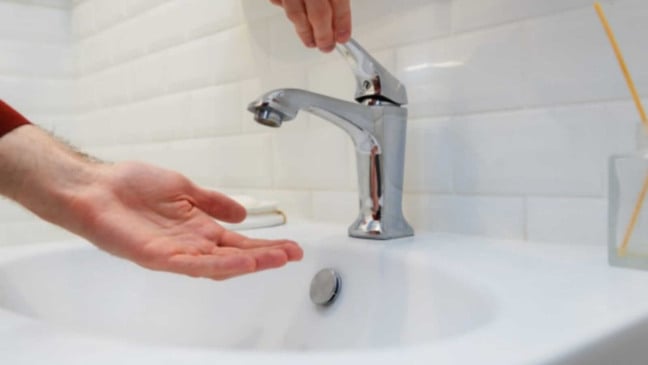 Pessoal abrindo torneira