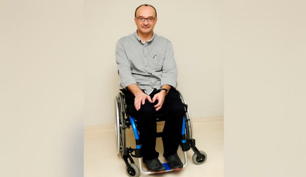 assessor de políticas públicas para pessoas com deficiÊncia da prefeitura de jundiaí, cadeirante, posando para foto.