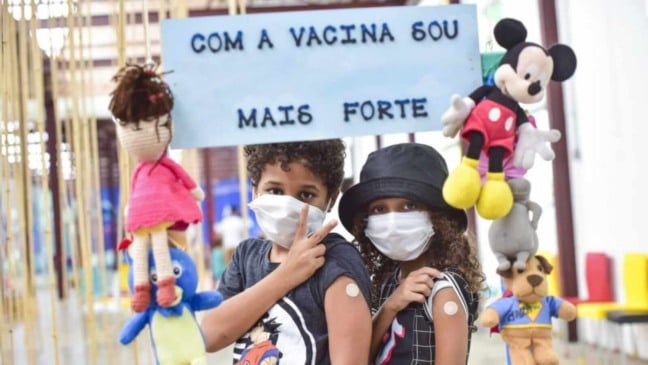 Crianças posando após vacinação em Jundiaí