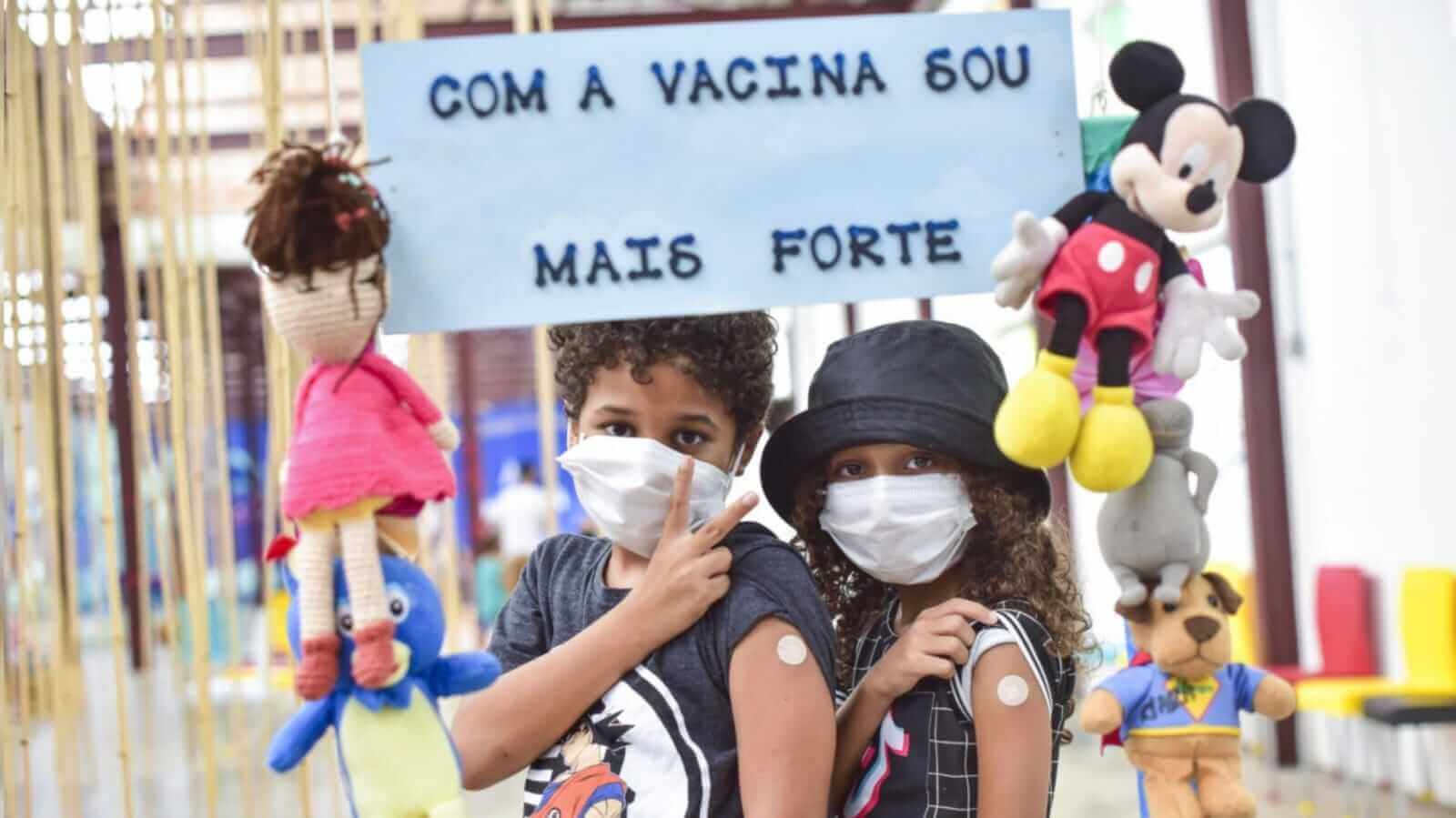 Crianças posando após vacinação em Jundiaí