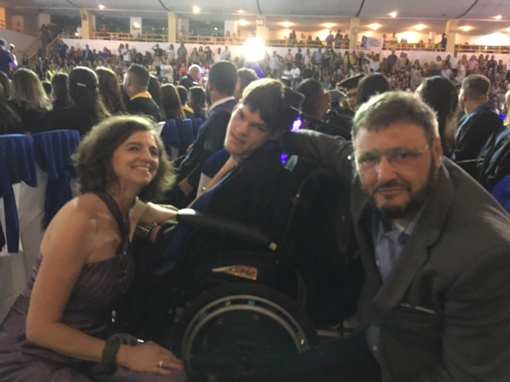 Juliana e seus pais durante colação de grau