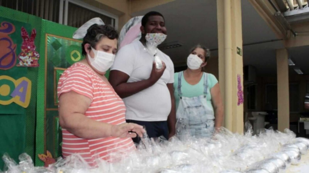 Família entrega entrega ovos de páscoa à APAE Jundiaí