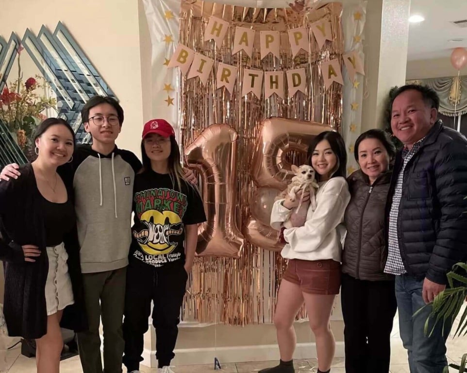 Família comemora aniversário de cachorro
