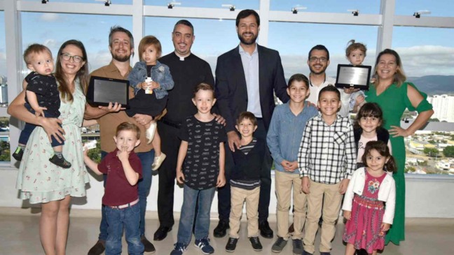 Famílias foram homenageadas e receberam placa de agradecimento em nome da cidade (Foto: Prefeitura de Jundiaí)