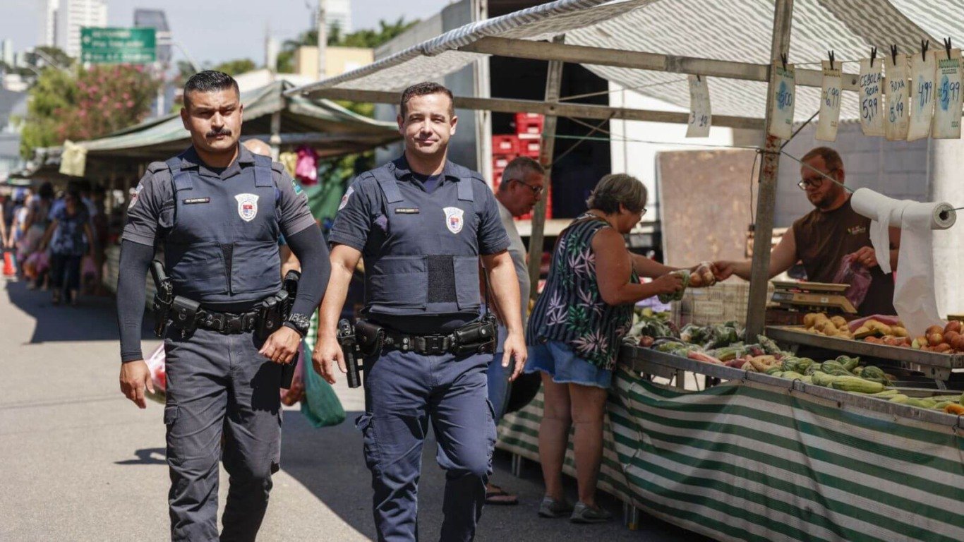 Guardas em feira livre de Jundiaí