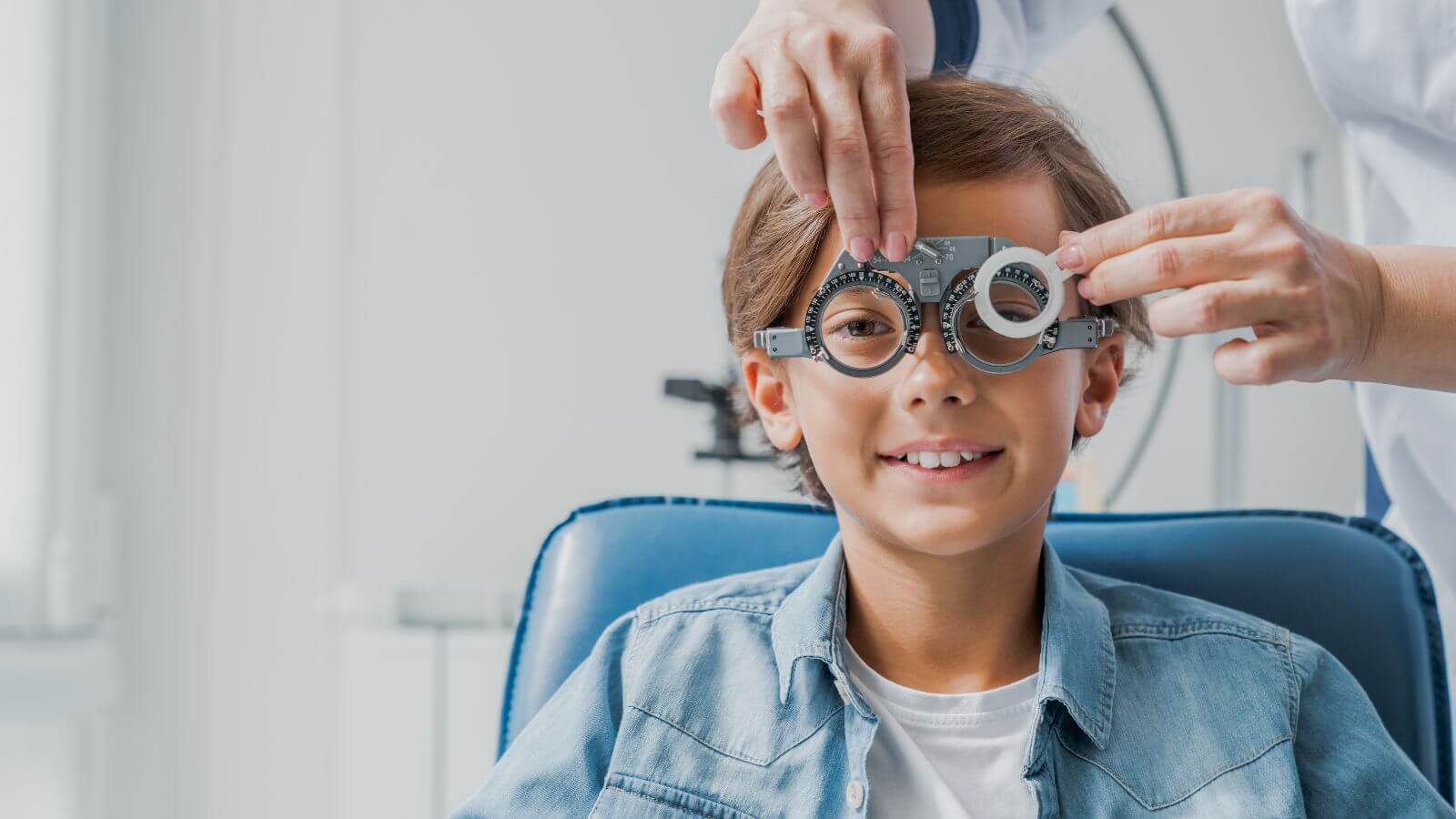 Criança em oftalmologista