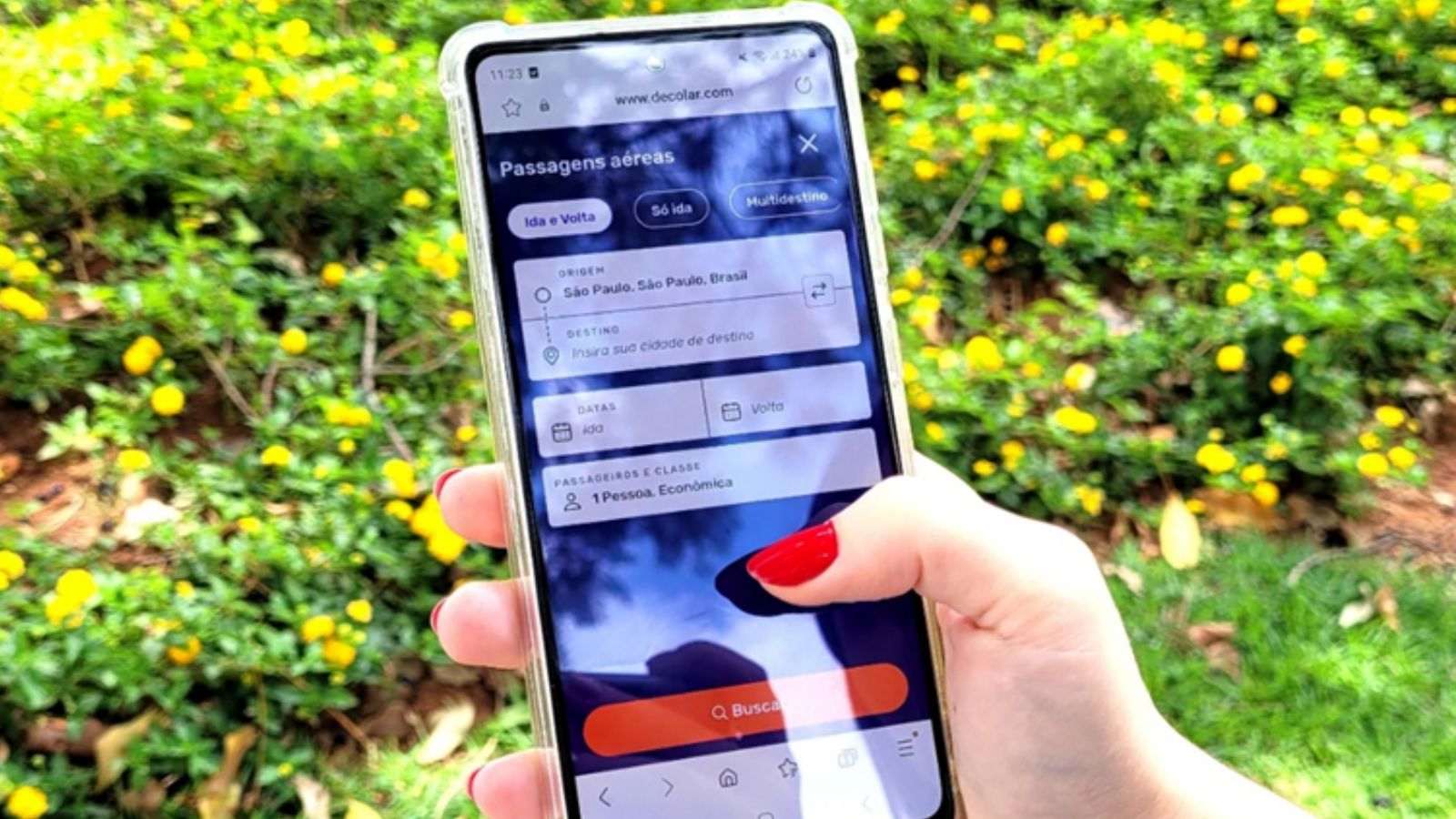 Mulher com celular na mão