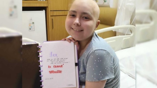 Fernandinha Manzutti segurando um caderno