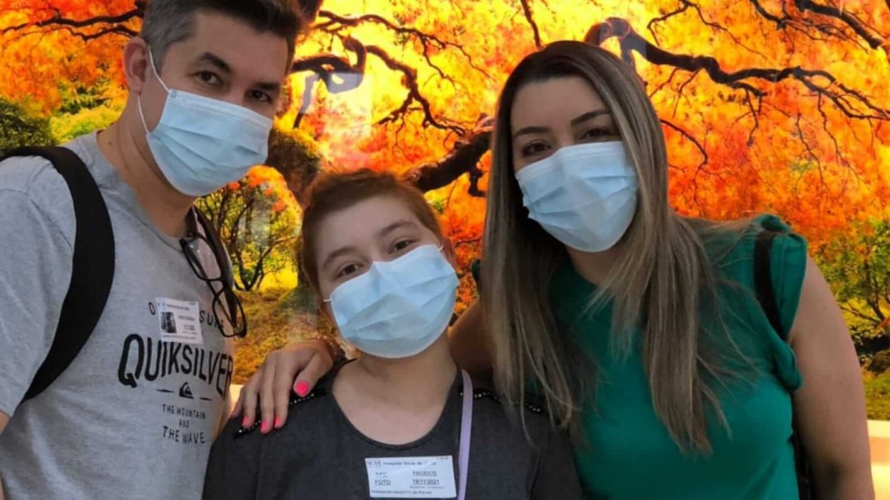 Fernandinha Manzutti e os pais