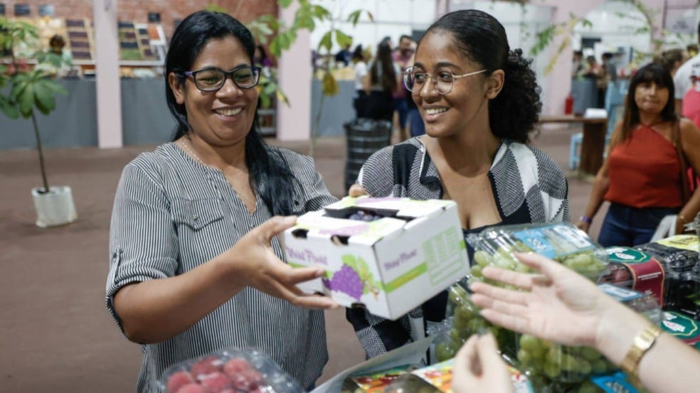 Joelma e Vitória com uva