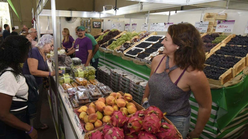 Expositora de frutas na Festa da Uva de Jundiaí