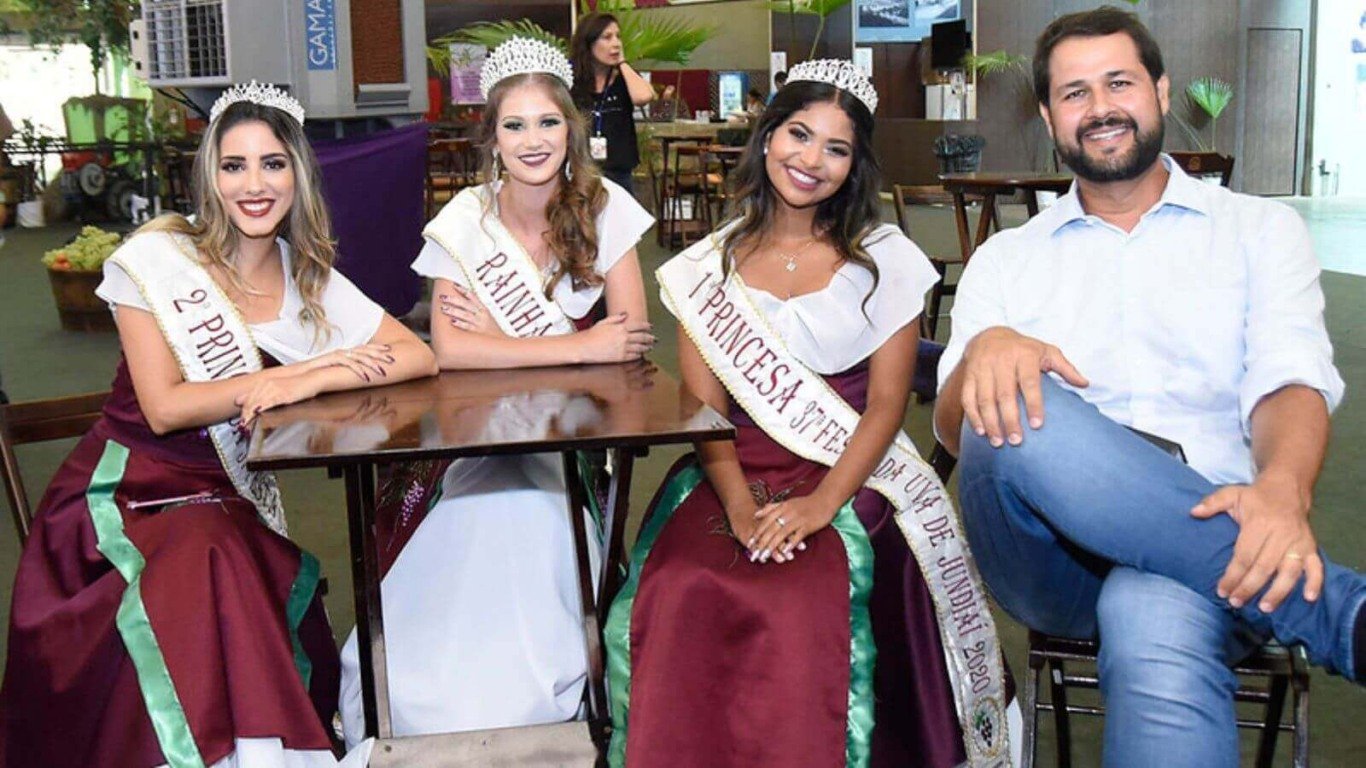 Prefeito de Jundiaí com princesas da Uva