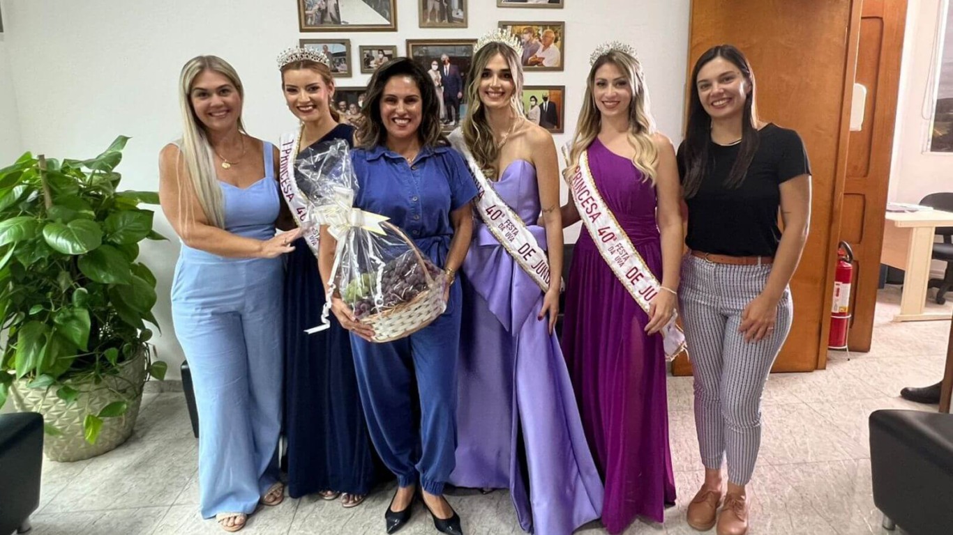 Festa da Uva de Jundiaí Corte e Primeira Dama entregam convites a autoridades da região
