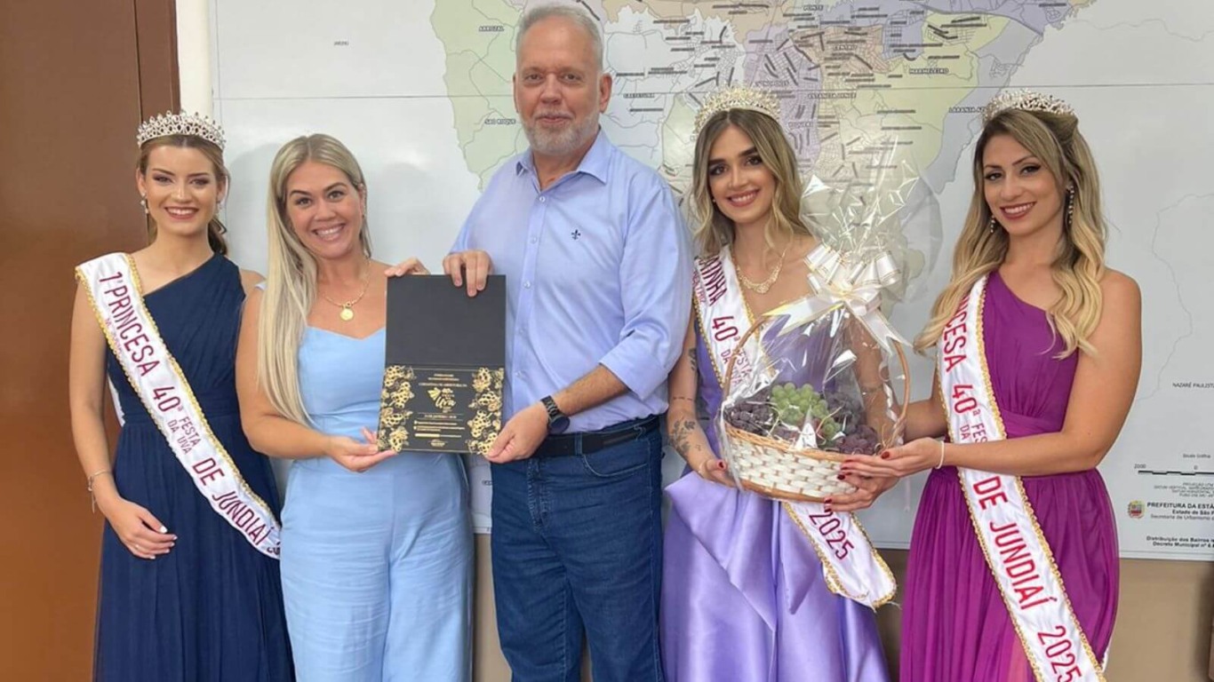 Festa da Uva de Jundiaí Corte e Primeira Dama entregam convites a autoridades da região
