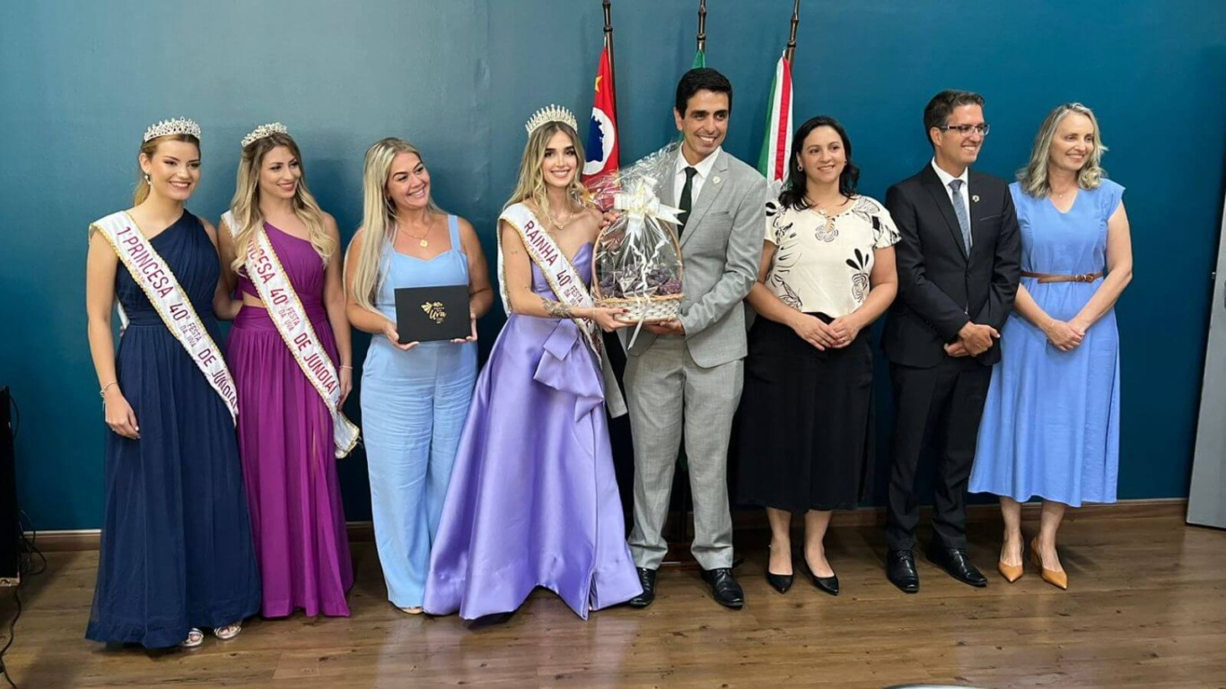 Festa da Uva de Jundiaí Corte e Primeira Dama entregam convites a autoridades da região