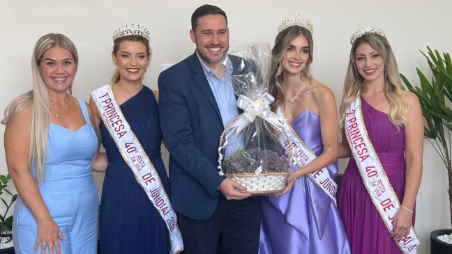 Festa da Uva de Jundiaí Corte e Primeira Dama entregam convites a autoridades da região